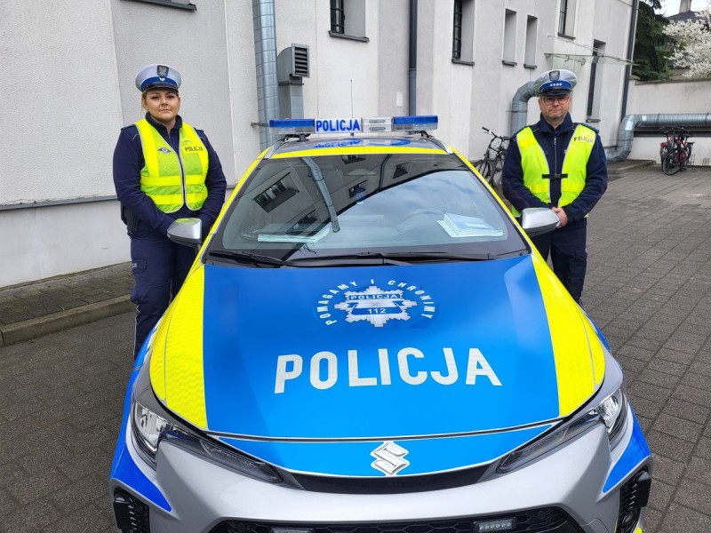 Policjanci eskortowali ojca z poparzonym dwulatkiem