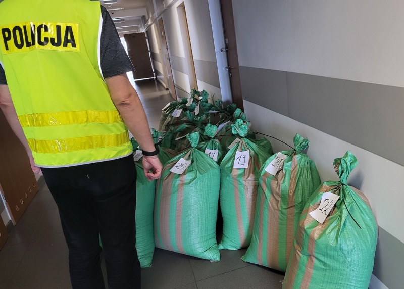 Policjanci przechwycili ponad 330 kilogramów tytoniu