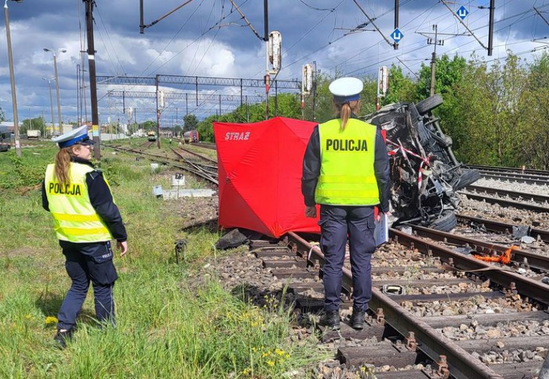 Wypadek na przejeździe kolejowym. Kierowca nie żyje