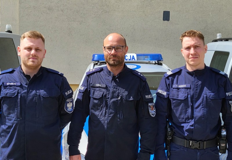 Policjanci pomogli chłopcu uwięzionemu na środku stawu