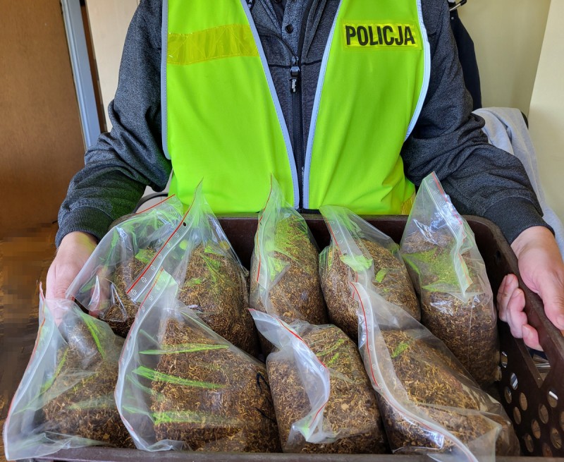 Policja zabezpieczyła nielegalne papierosy i krajankę